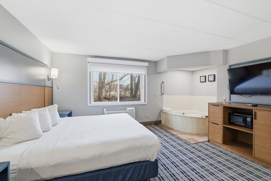 More Photos Of 4675 White Bear Pky, White Bear Lake Hotel For Sale