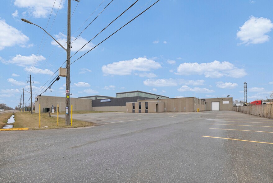 More Photos Of 4790 North Service Rd E, Windsor Distribution For Lease