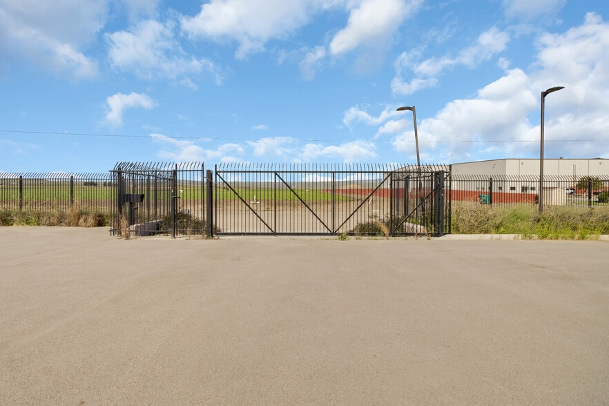 More Photos Of 991 Industrial Way, King City Warehouse For Lease