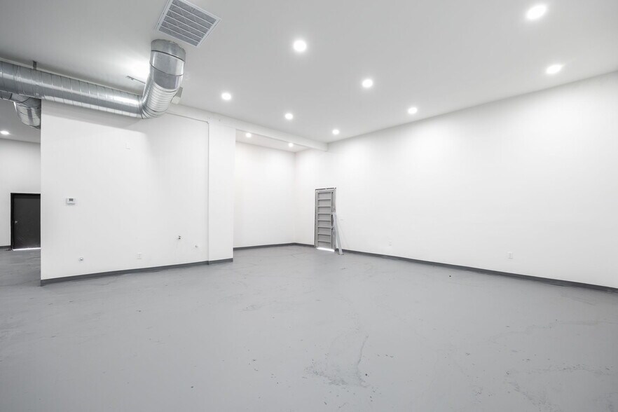 More Photos Of 14701 Calvert St, Van Nuys Warehouse For Sale