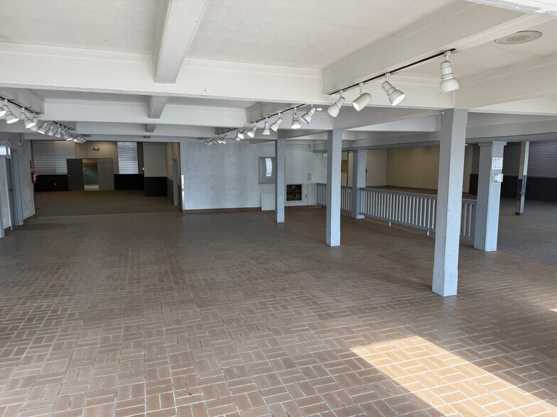 More Photos Of 327 Ashland Rd, Mansfield Showroom For Lease