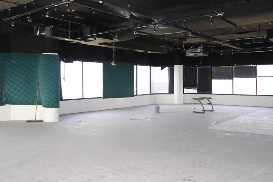 More Photos Of 9550 Skillman St, Dallas Office For Sale