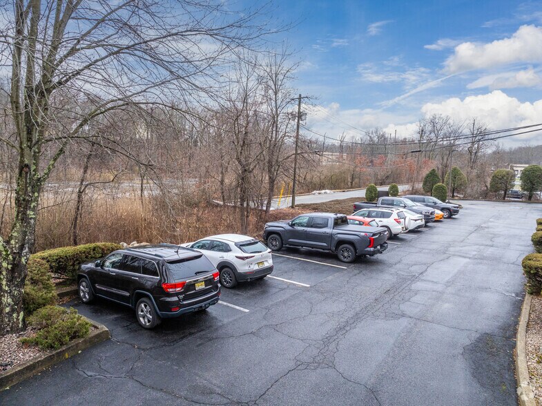 More Photos Of 8 Industrial Pky, Ringwood Warehouse For Lease