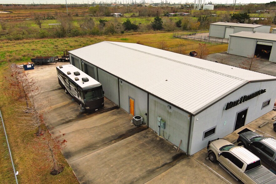 More Photos Of 1070 N Pine Rd, Texas City Light Distribution For Sale