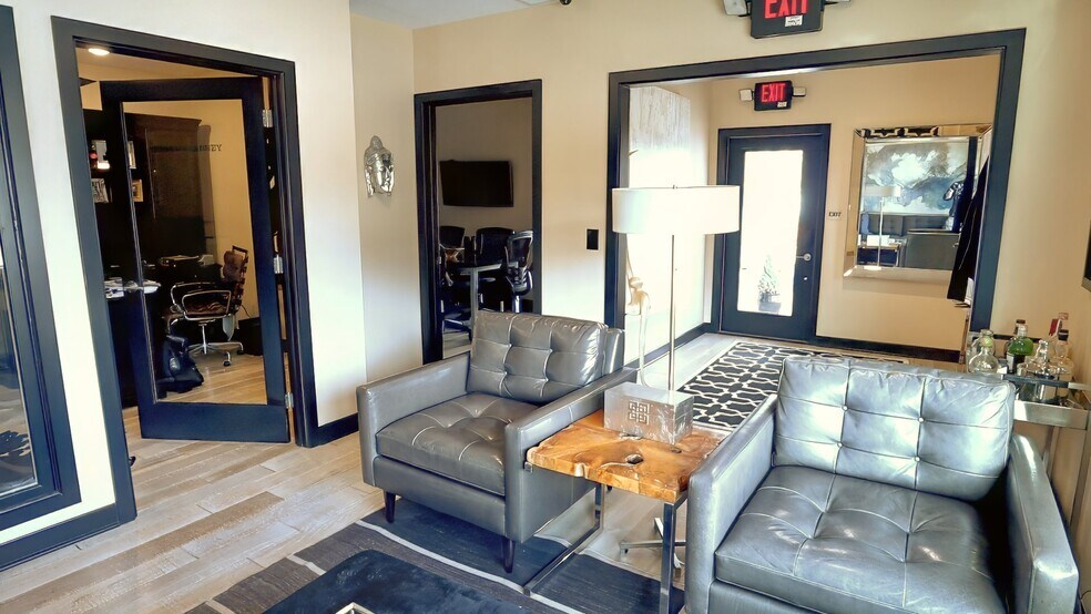 More Photos Of 710 E 64th St, Indianapolis Office For Lease