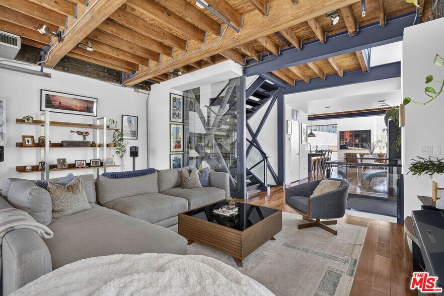 More Photos Of 2120 Narcissus Ct, Venice Office For Sale
