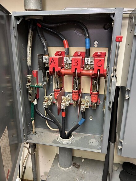 More Photos Of 204 E Burke Ave, Lufkin Office For Sale