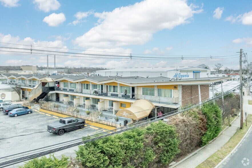 More Photos Of 445 S Main St, Freeport Hotel For Lease