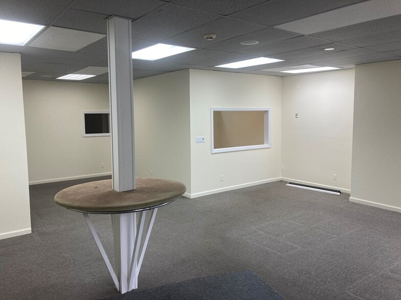 More Photos Of 21 Northfield St, Greenwich Freestanding For Lease