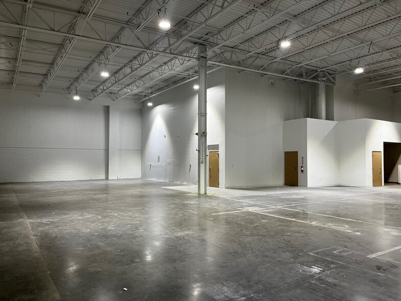 More Photos Of 8440 Tradeport Dr, Orlando Light Distribution For Lease