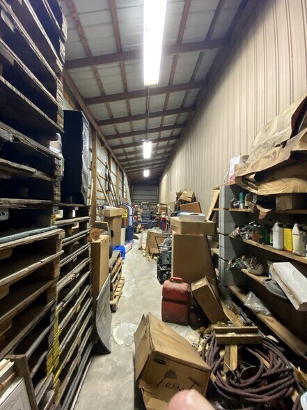 More Photos Of 2409 Chestnut Street, Vincennes Distribution For Sale