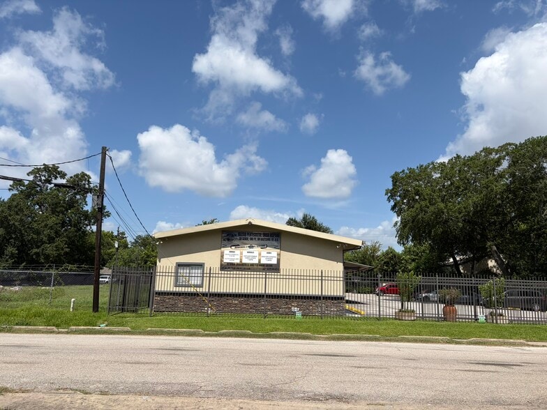 More Photos Of 1401 Cedar Post Ln, Houston Warehouse For Sale