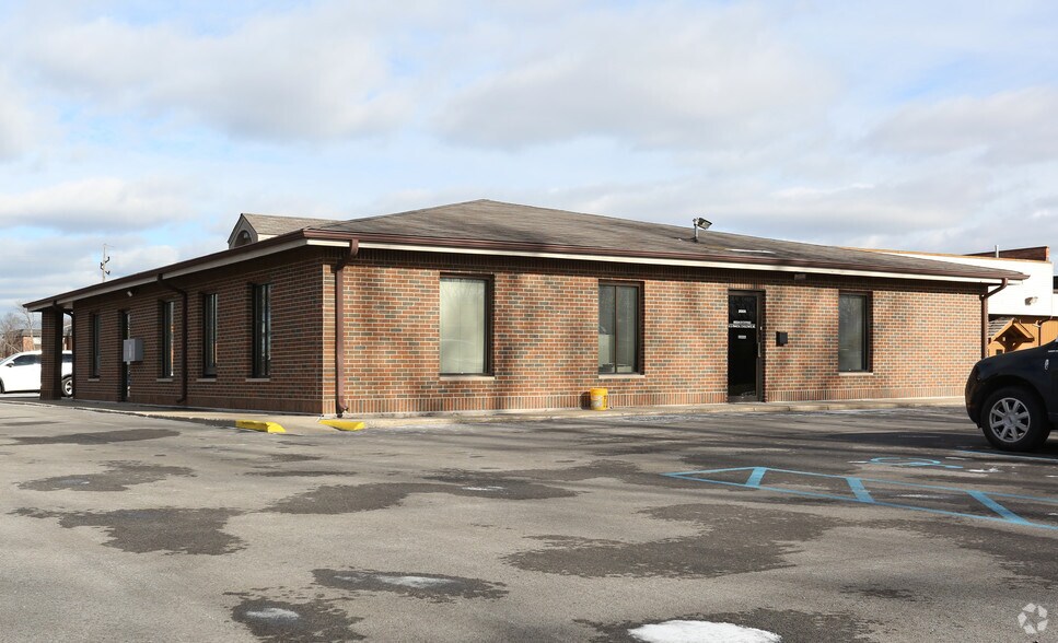 More Photos Of 2001-2009 45th Ave, Griffith Office For Sale