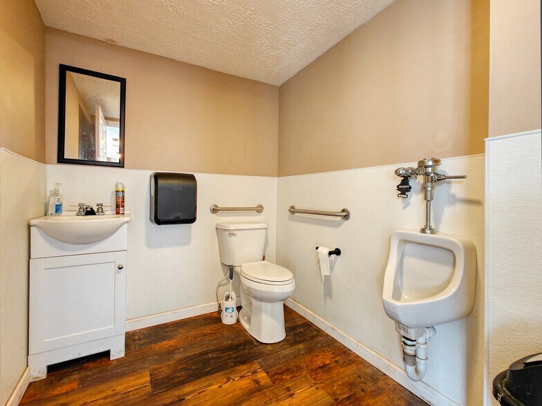 More Photos Of 17 Broadway St, McKenzie Storefront For Sale