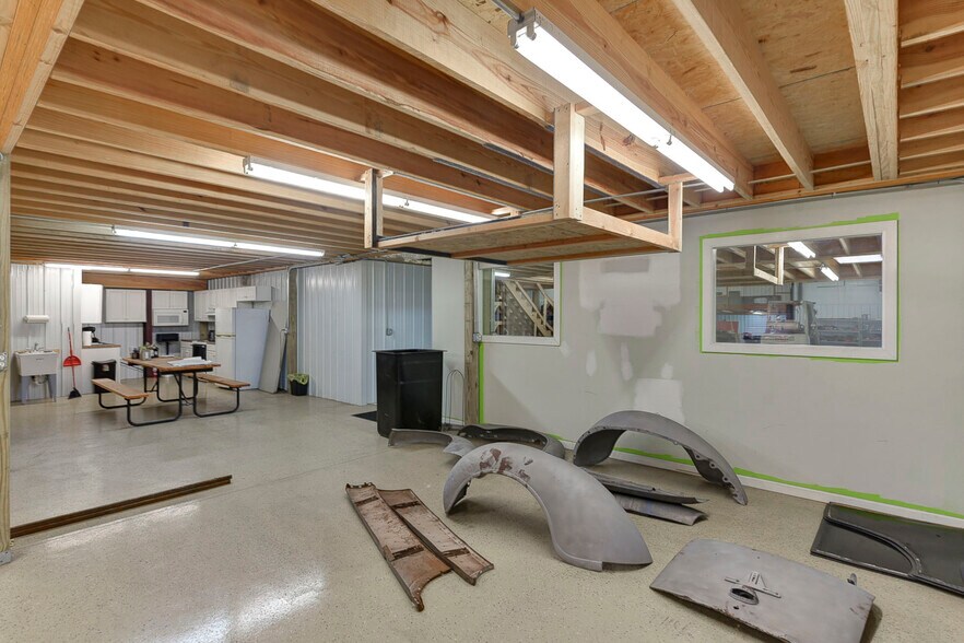 More Photos Of 108 Prides Way, Lexington Light Distribution For Sale