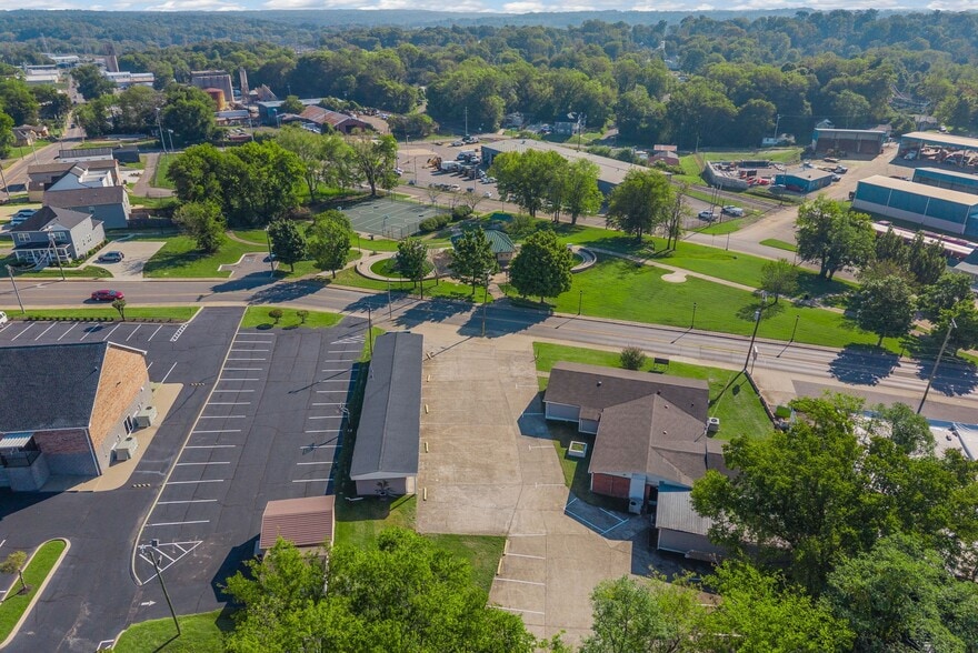 More Photos Of 124 10th St, Clarksville Flex For Sale