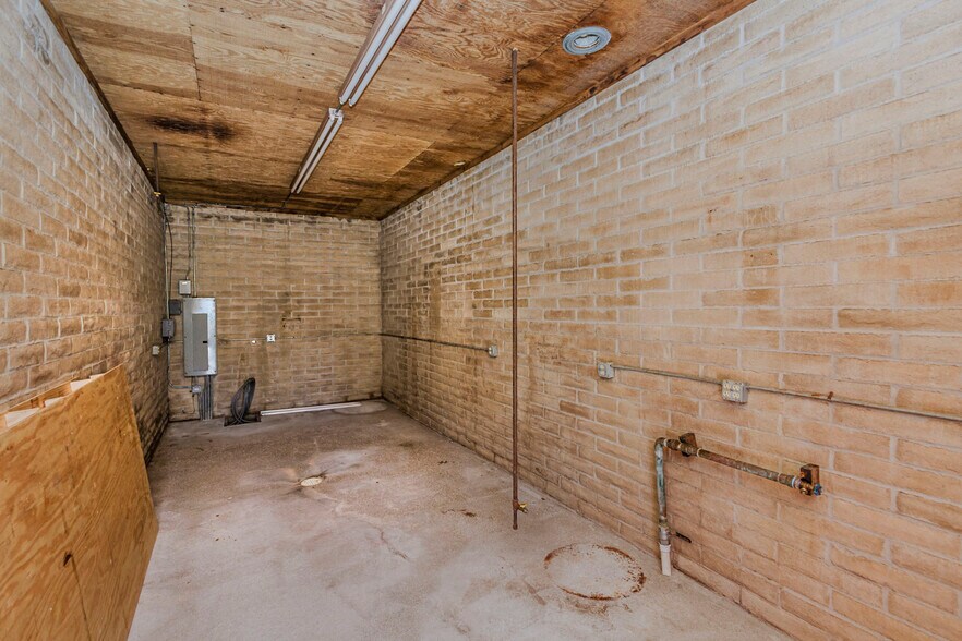 More Photos Of 220 N 2nd Ave, Mulvane Carwash For Sale