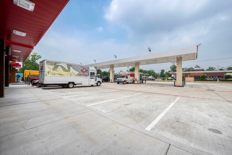 More Photos Of 7755 N Wayside Dr, Houston General Retail For Lease