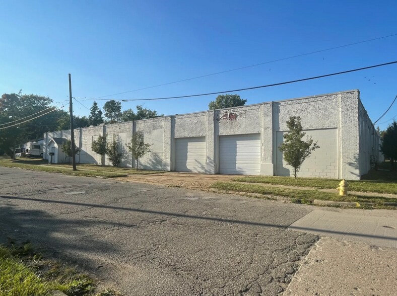 Primary Photo Of 391 E Wilson Ave, Pontiac Distribution For Lease