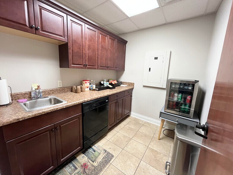 More Photos Of 7112 Crossroads Blvd, Brentwood Office For Lease