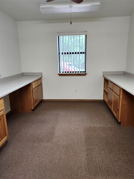 More Photos Of 828 N Main St, Springtown Office Residential For Lease