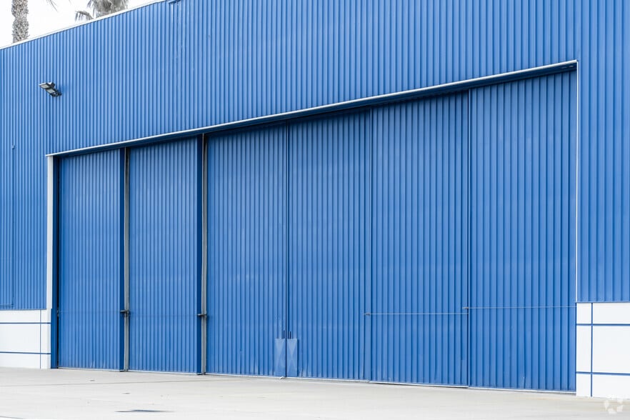 More Photos Of 3495 N Lakewood Blvd, Long Beach Warehouse For Lease