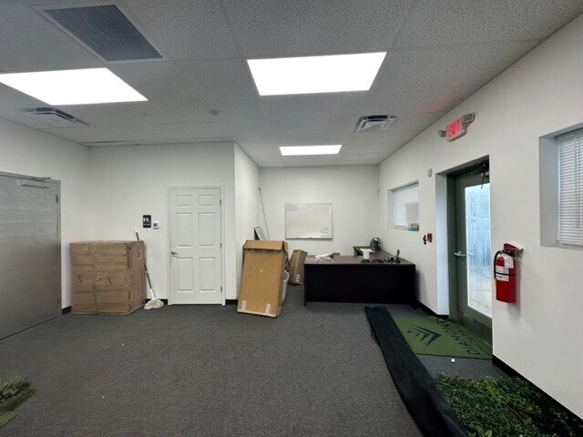 More Photos Of 6618-6628 26th Ct E, Sarasota Warehouse For Lease