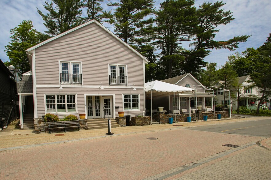 More Photos Of 15 Franklin St, Lenox Restaurant For Lease
