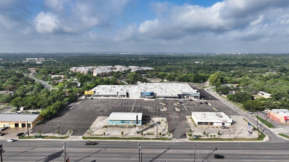 More Photos Of 1327-1331 Bandera Rd, San Antonio Storefront For Lease
