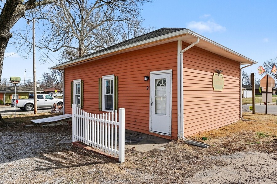 More Photos Of 308 Chestnut St, Silver Lake Apartments For Sale