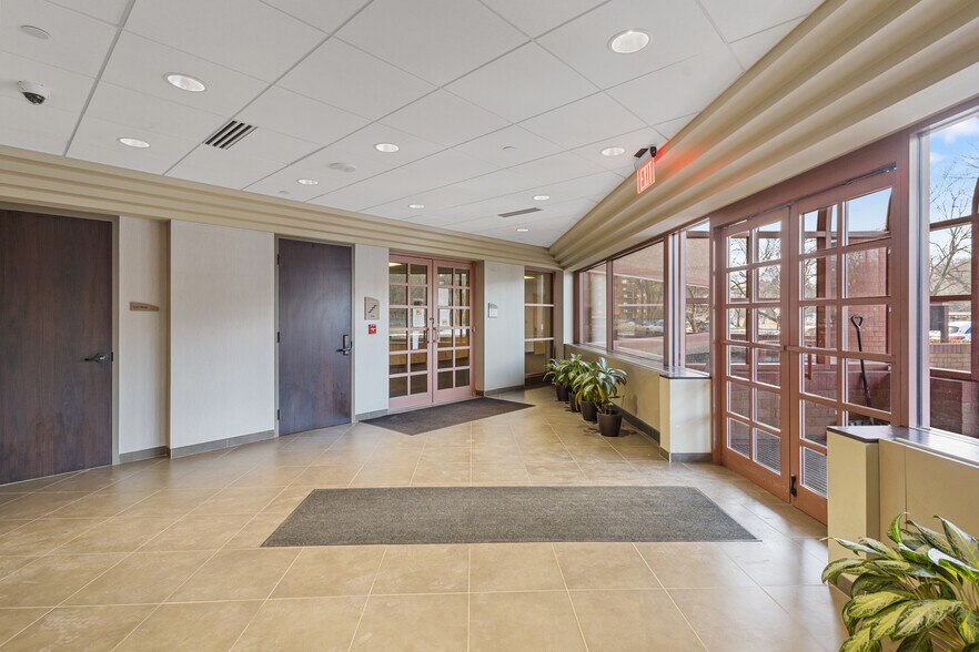 More Photos Of 555 W Crosstown Pky, Kalamazoo Office For Lease