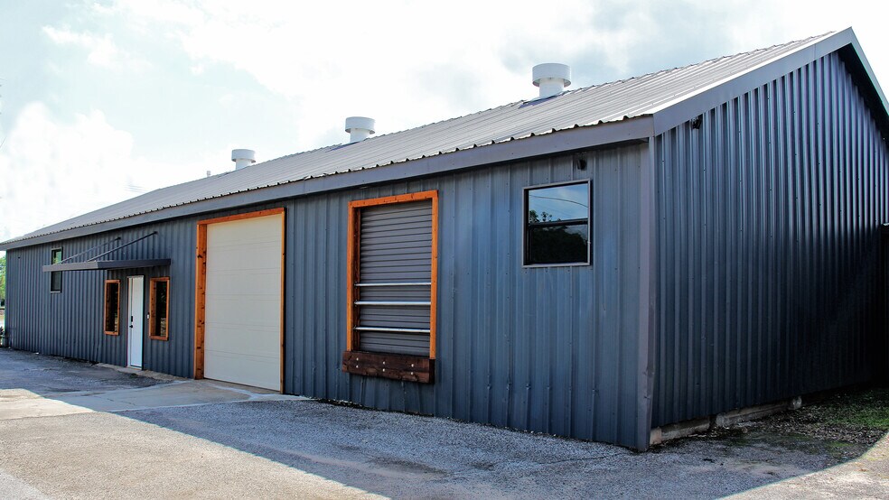 More Photos Of 98 Avenue A, Conroe General Retail For Lease