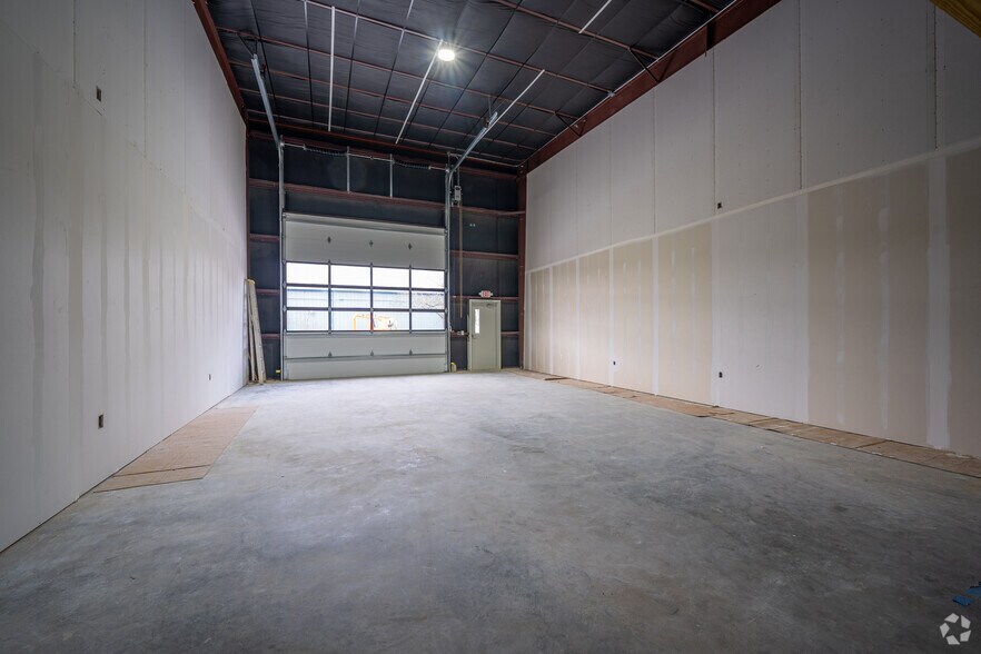 More Photos Of 17214 Huffmeister Rd, Cypress Showroom For Sale