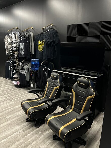 More Photos Of 6487 Mahoning Ave, Youngstown Storefront Retail Office For Lease