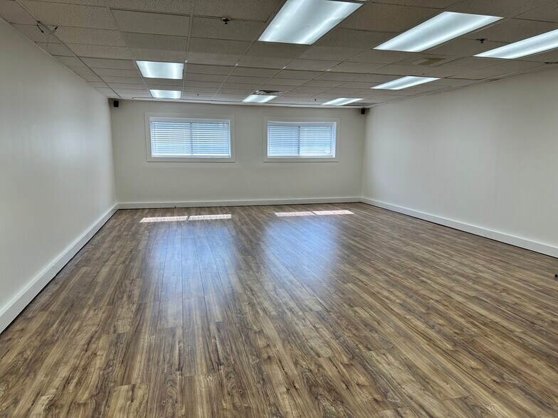 More Photos Of 1901 Raymond Dr, Northbrook Medical For Lease