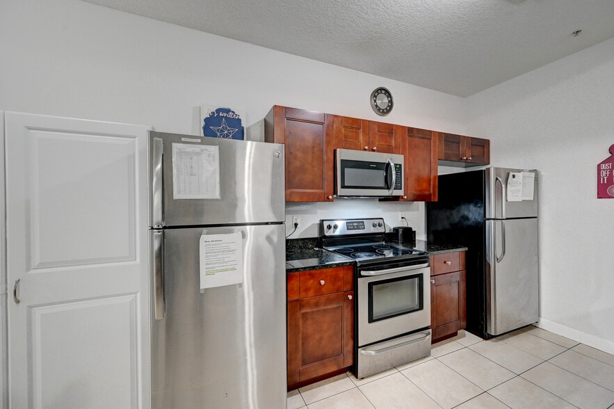 More Photos Of 350 W Pine St, Lantana Dormitory For Sale