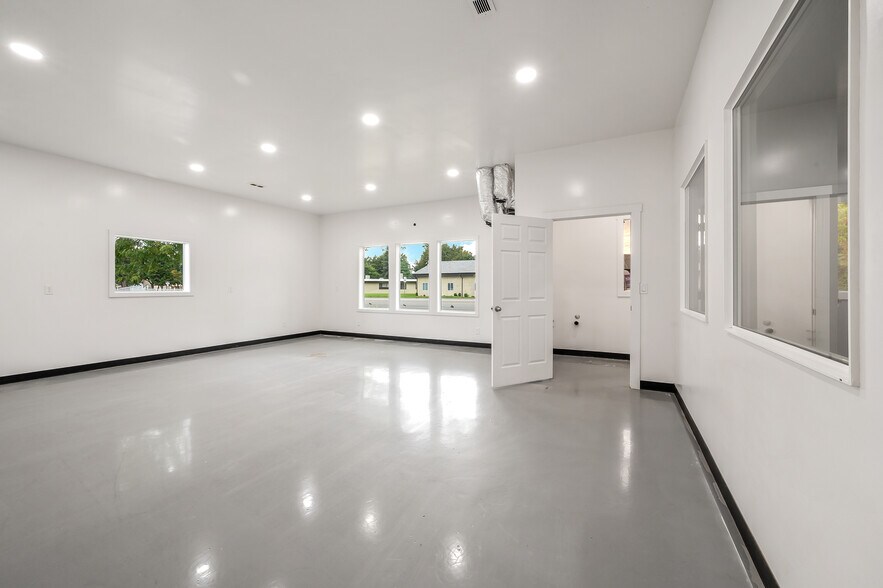 More Photos Of 1520 N Government Way, Coeur d'Alene Showroom For Sale