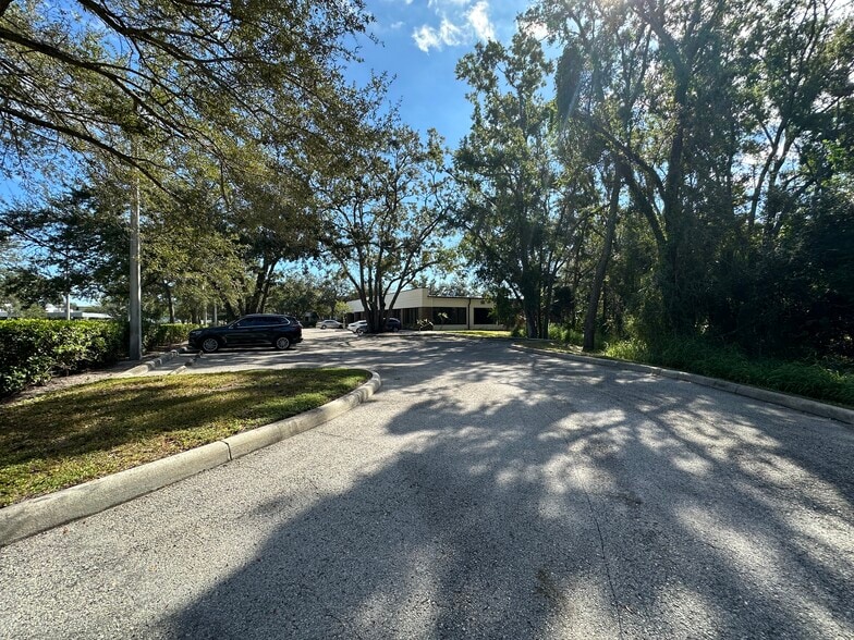 More Photos Of 5620 W Sligh Ave, Tampa Office For Sale