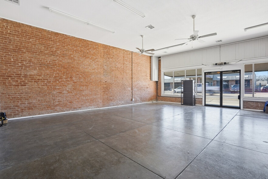 More Photos Of 401 S Main St, Cleburne Office For Sale