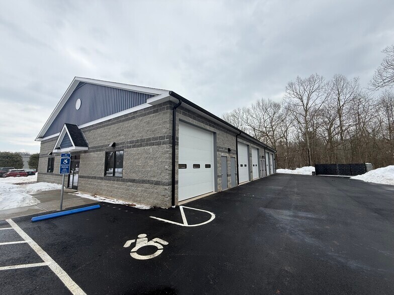 More Photos Of 70 County Line Dr, Cromwell Warehouse For Lease