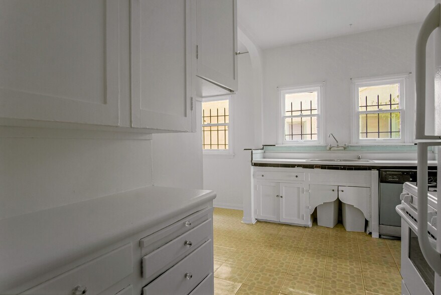 More Photos Of 712 S Stanley Ave, Los Angeles Apartments For Sale