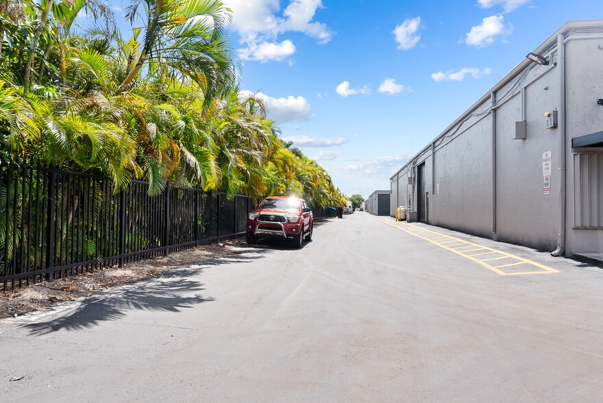 More Photos Of 3501-3531 NW 19th St, Fort Lauderdale Unknown For Lease