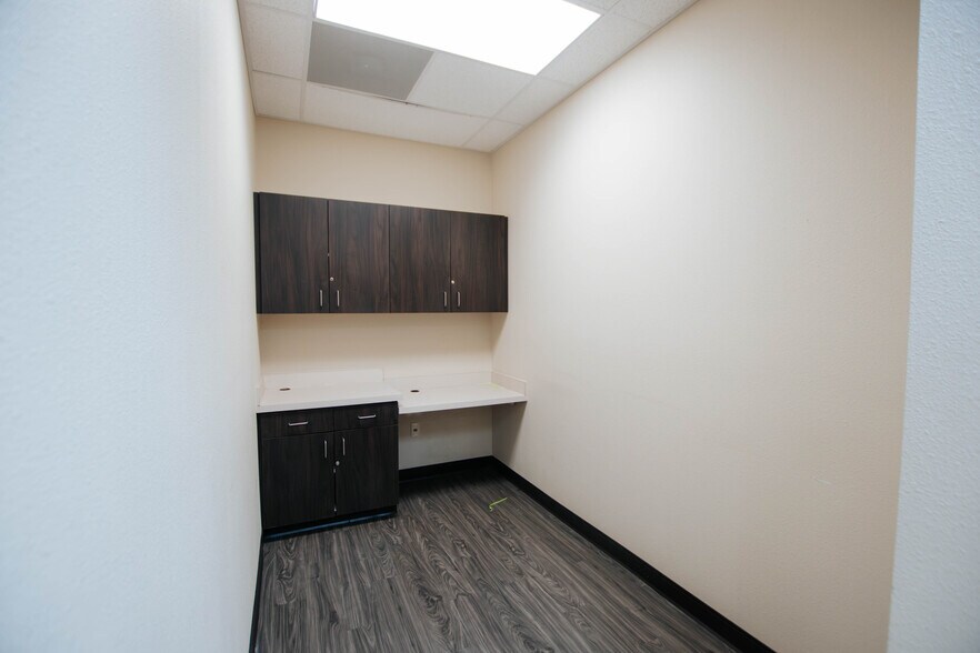 More Photos Of 9870 N Gateway Blvd, El Paso Office For Lease