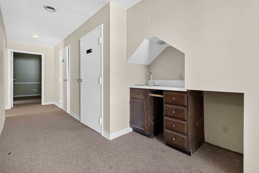More Photos Of 38 Sycamore St, Jefferson Office For Sale