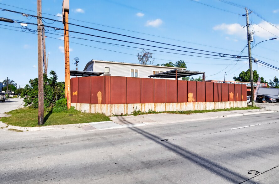 More Photos Of 702 Marcella St, Houston General Retail For Sale