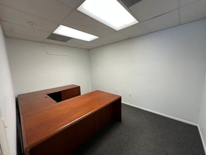 More Photos Of 1721 Independence Blvd, Sarasota Showroom For Lease