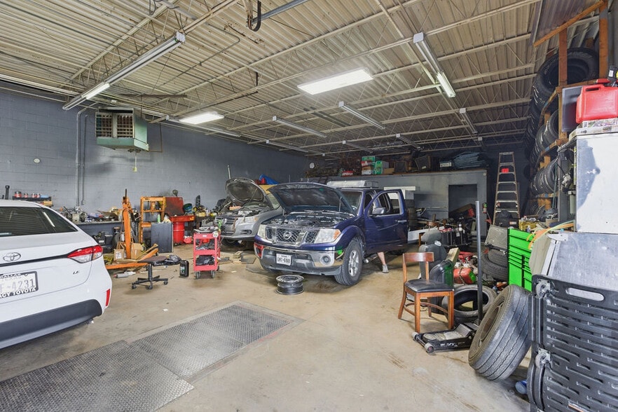 More Photos Of 616 S Central Expy, Richardson Freestanding For Lease