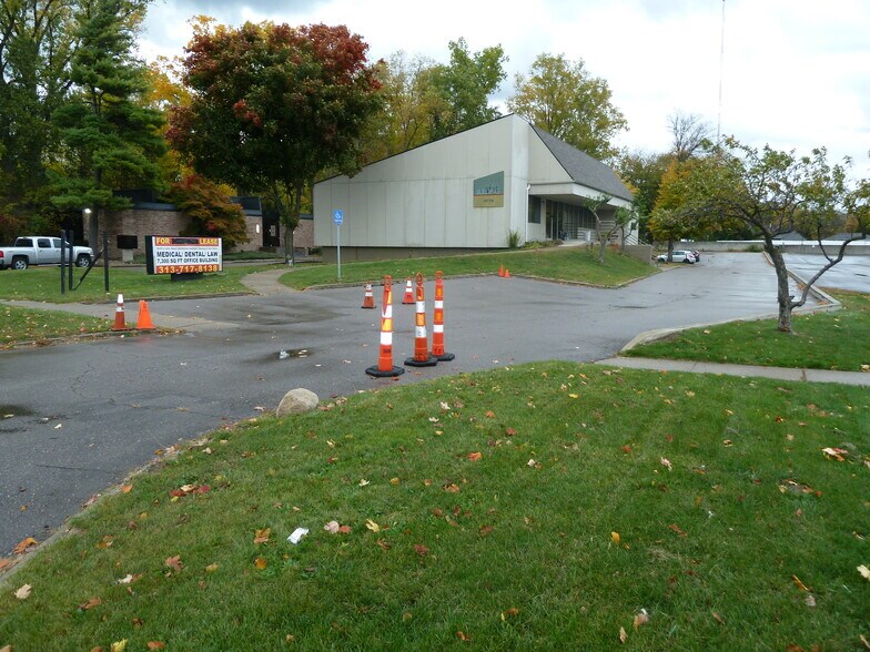 More Photos Of 24724 Lahser Rd, Southfield Office For Sale