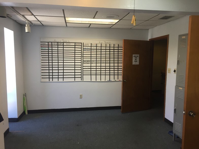 More Photos Of 4244 W Waters Ave, Tampa Showroom For Lease