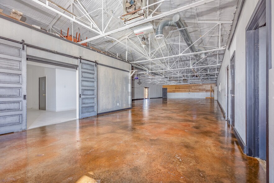More Photos Of 1024 S First St, Sherman Warehouse For Lease